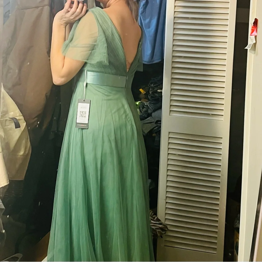 Green Bridesmaid Dress Size Small NWT Model is 5’5 120 lbs - Picture 3 of 5